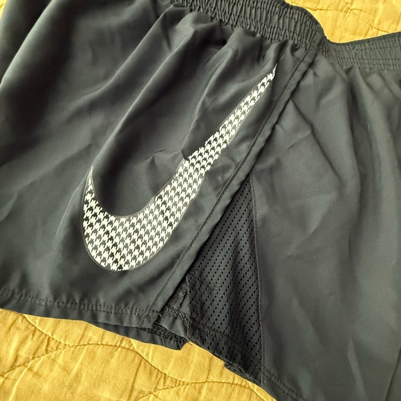 2 pc set - Nike Black Athletic Set with Checkered Swoosh - Picture 10 of 13